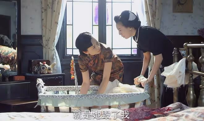 當54歲張嘉益演親熱戲,跟劇中44歲董潔一同框,畫面就尷尬了