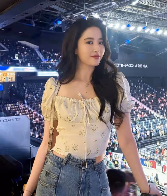 NBA這一夜,被劉亦菲的生圖驚艷了,肉乎乎的臉,甩打針臉幾條街