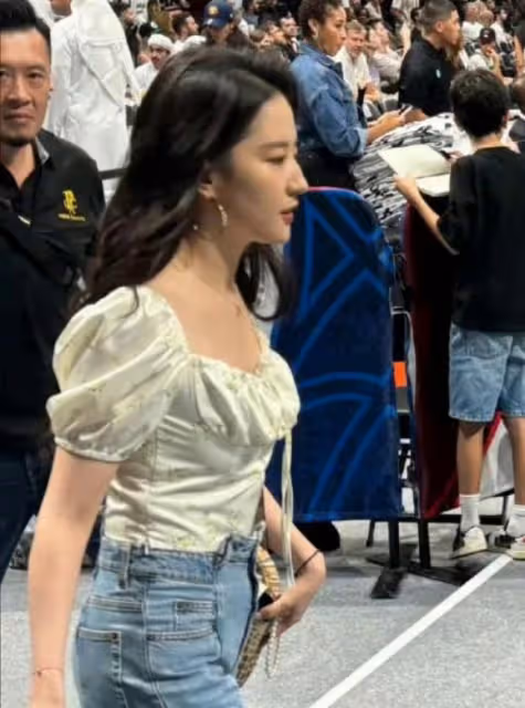 NBA這一夜,被劉亦菲的生圖驚艷了,肉乎乎的臉,甩打針臉幾條街