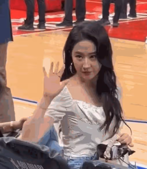 NBA這一夜,被劉亦菲的生圖驚艷了,肉乎乎的臉,甩打針臉幾條街