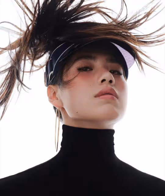 又是時裝周,被「濃妝艷抹」的吳艷妮驚艷,裸露腹肌驚艷全場