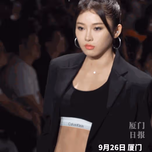 又是時裝周,被「濃妝艷抹」的吳艷妮驚艷,裸露腹肌驚艷全場