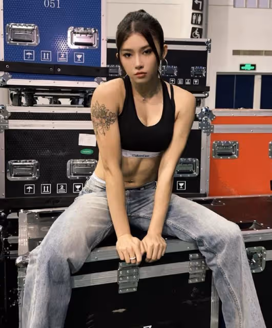 又是時裝周,被「濃妝艷抹」的吳艷妮驚艷,裸露腹肌驚艷全場