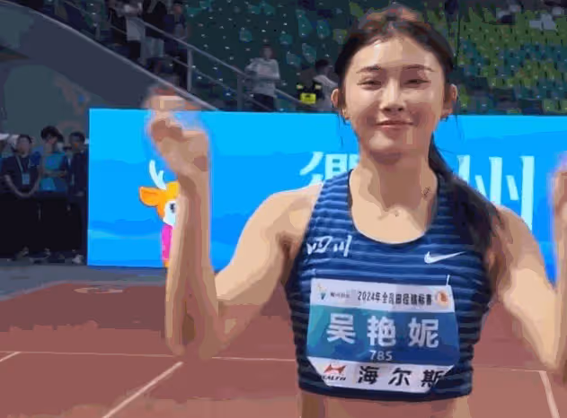 又是時裝周,被「濃妝艷抹」的吳艷妮驚艷,裸露腹肌驚艷全場