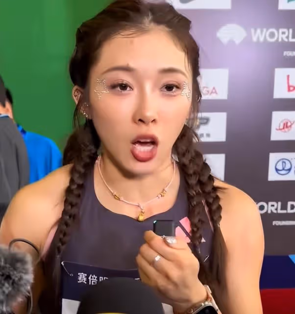 又是時裝周,被「濃妝艷抹」的吳艷妮驚艷,裸露腹肌驚艷全場