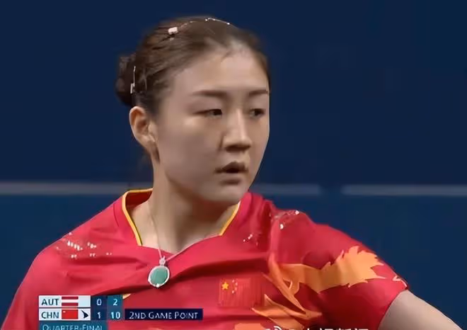 又是時裝周,被「濃妝艷抹」的吳艷妮驚艷,裸露腹肌驚艷全場
