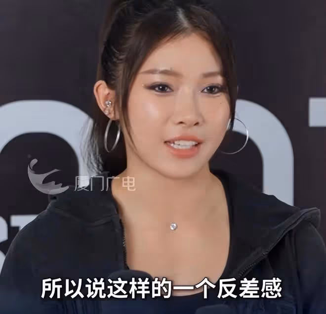 又是時裝周,被「濃妝艷抹」的吳艷妮驚艷,裸露腹肌驚艷全場