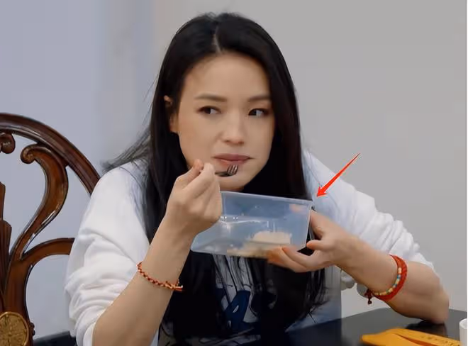 當43歲郭晶晶跟48歲舒淇站在一起,我才徹底明白,什麼叫頂級自律