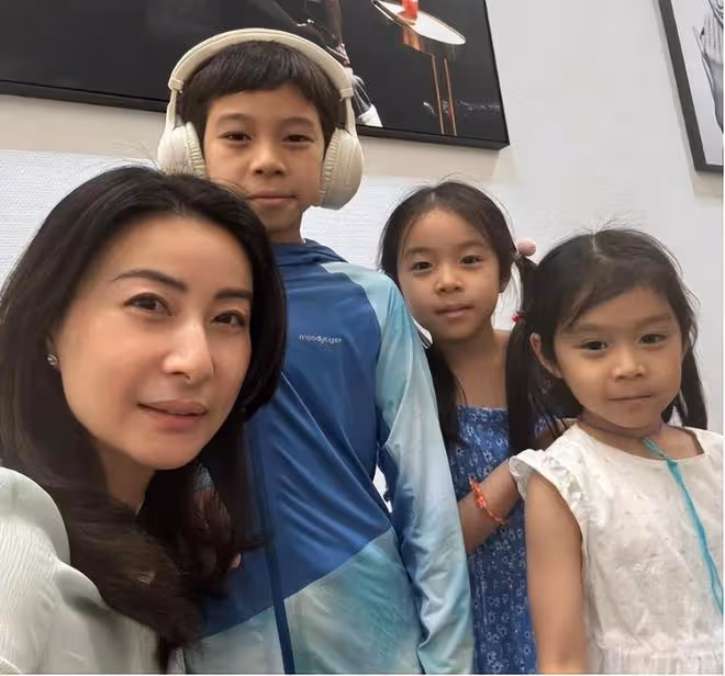 當43歲郭晶晶跟48歲舒淇站在一起,我才徹底明白,什麼叫頂級自律