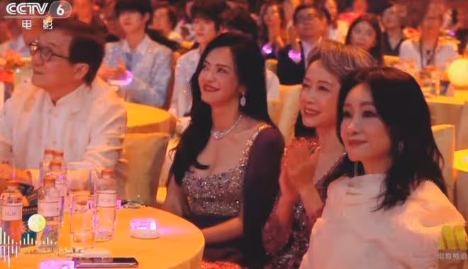 這次大灣區晚會,超100位明星參加,老牌港星們唱得我熱淚盈眶