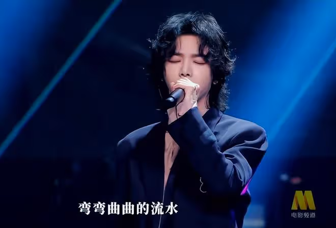這次大灣區晚會,超100位明星參加,老牌港星們唱得我熱淚盈眶