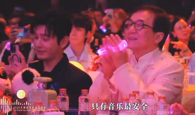這次大灣區晚會,超100位明星參加,老牌港星們唱得我熱淚盈眶