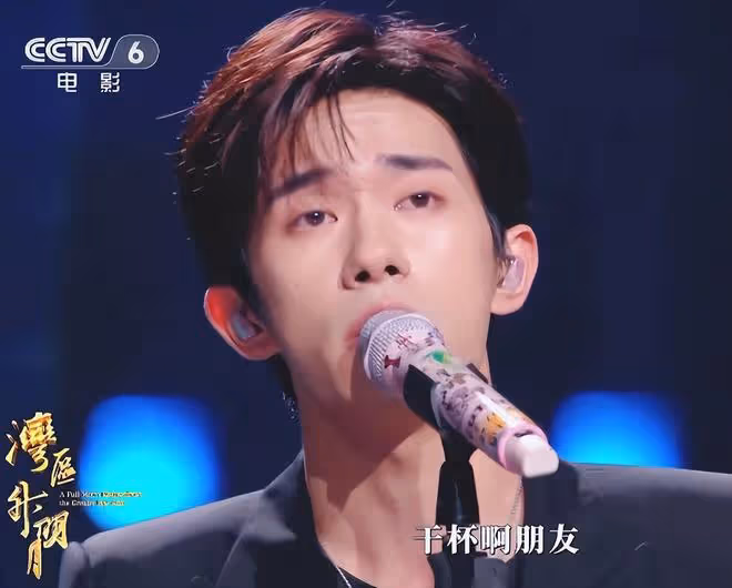 這次大灣區晚會,超100位明星參加,老牌港星們唱得我熱淚盈眶