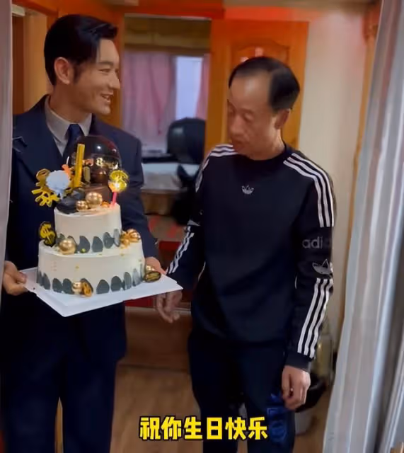 事實證明,「麵包和愛情兼顧」的黃曉明,已活成了一個「符號」