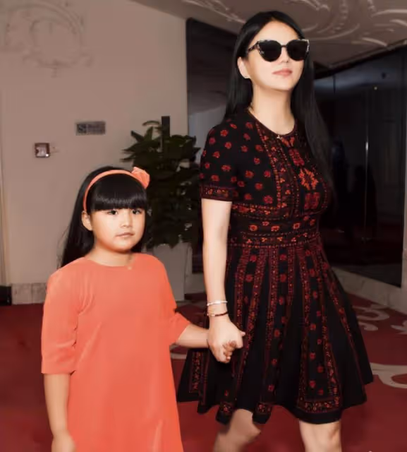 馬伊琍16歲女兒太早熟!身材凹凸有致「水蛇腰」,顏值不輸女明星