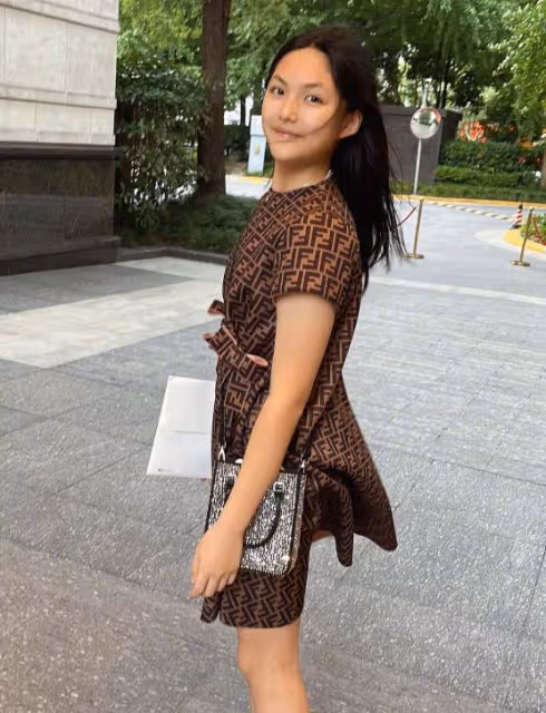 馬伊琍16歲女兒太早熟!身材凹凸有致「水蛇腰」,顏值不輸女明星