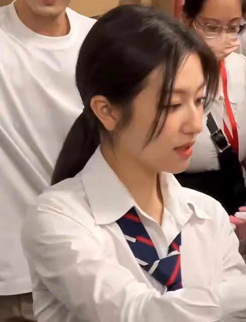 30歲章澤天亮相米蘭時裝秀,氣場好強,豪門太太的正確打開方式!