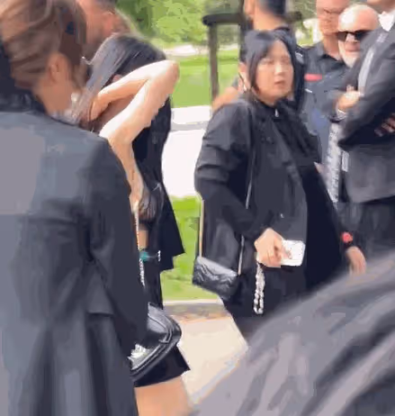 30歲章澤天亮相米蘭時裝秀,氣場好強,豪門太太的正確打開方式!