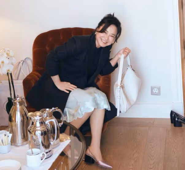 賈玲和李現同框:42歲賈玲「腰臀比」絕了,顏值驚人,我卻笑不出