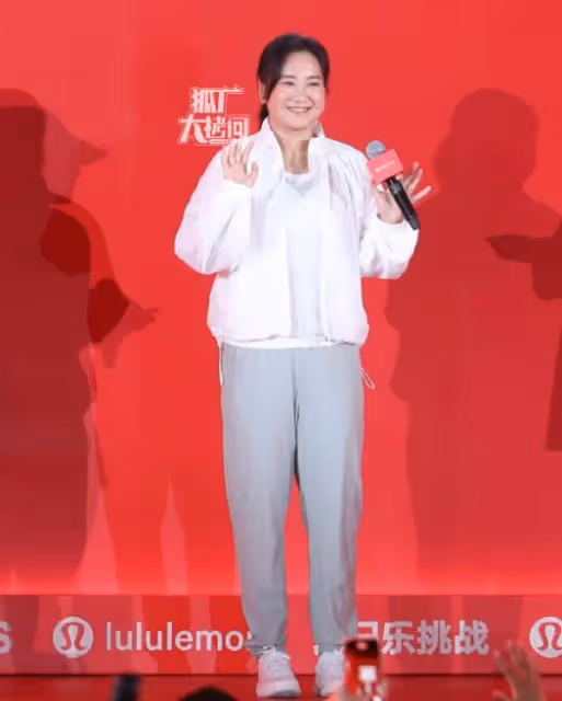 賈玲和李現同框:42歲賈玲「腰臀比」絕了,顏值驚人,我卻笑不出