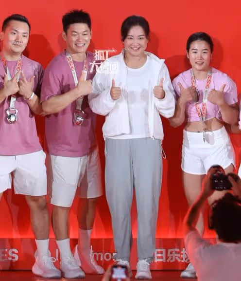 賈玲和李現同框:42歲賈玲「腰臀比」絕了,顏值驚人,我卻笑不出