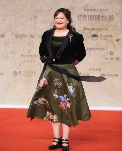 賈玲和李現同框:42歲賈玲「腰臀比」絕了,顏值驚人,我卻笑不出