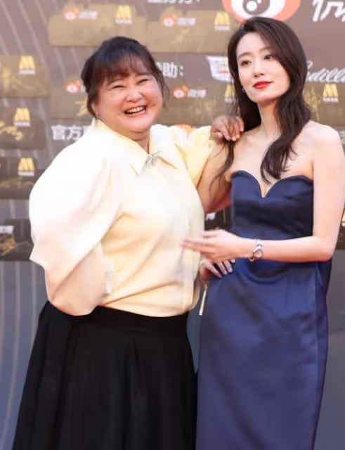 賈玲和李現同框:42歲賈玲「腰臀比」絕了,顏值驚人,我卻笑不出