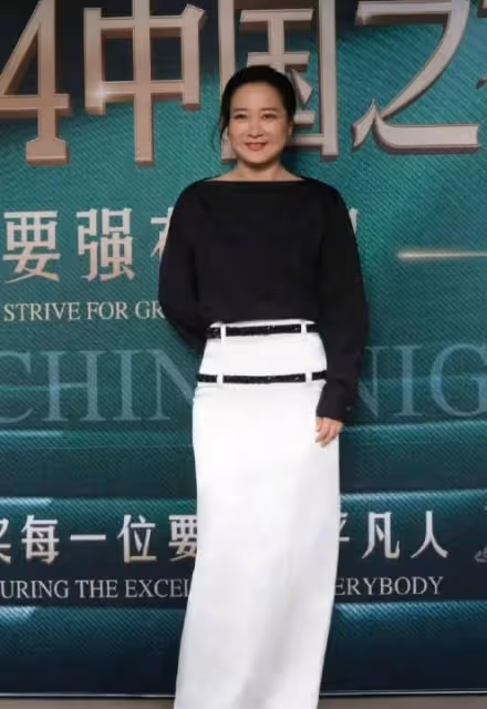 賈玲和李現同框:42歲賈玲「腰臀比」絕了,顏值驚人,我卻笑不出