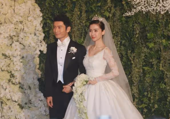 笑不活了,黃曉明官宣戀情,我卻笑死在葉珂的評論區里