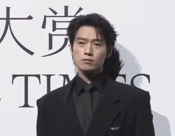 阿那亞這一夜,楊冪人松肉緊,風情萬種,水蛇腰撩人於無形