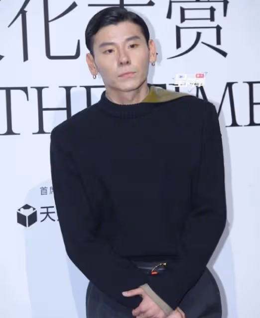 阿那亞這一夜,楊冪人松肉緊,風情萬種,水蛇腰撩人於無形