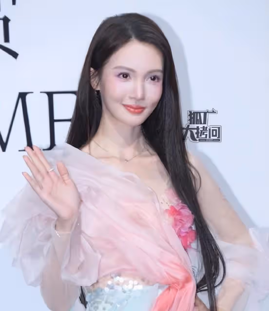 阿那亞這一夜,楊冪人松肉緊,風情萬種,水蛇腰撩人於無形