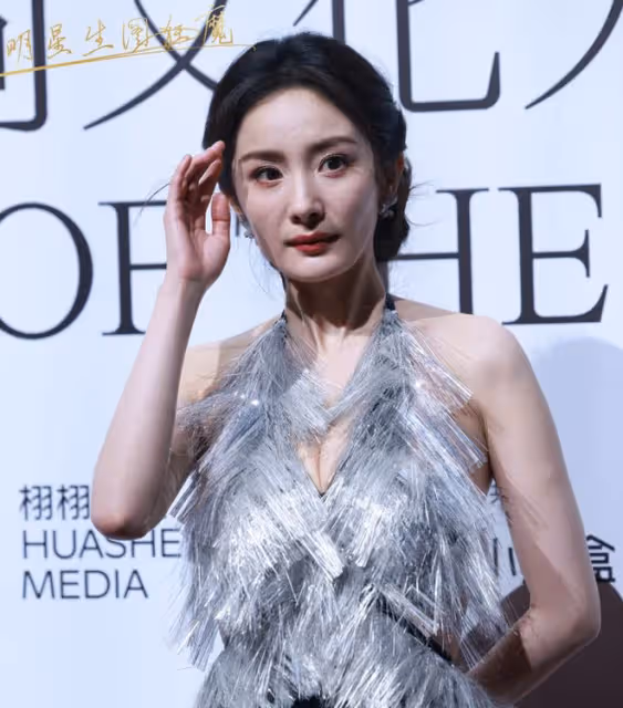 阿那亞這一夜,楊冪人松肉緊,風情萬種,水蛇腰撩人於無形
