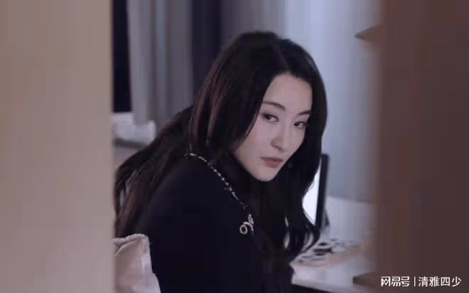 黑色月光:原本以為是一朵白蓮花,實際上也是一朵帶刺玫瑰