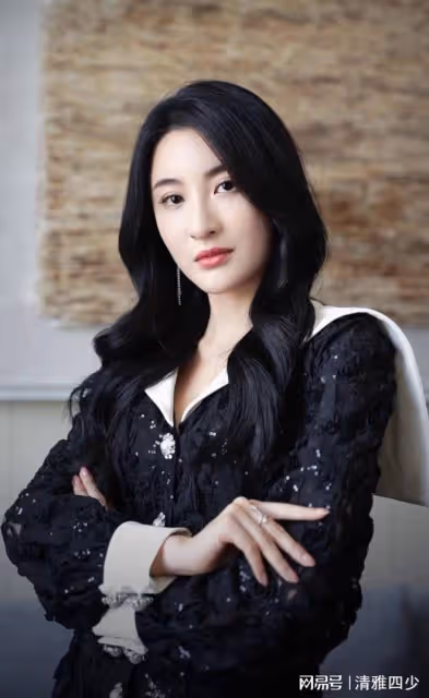 黑色月光:原本以為是一朵白蓮花,實際上也是一朵帶刺玫瑰