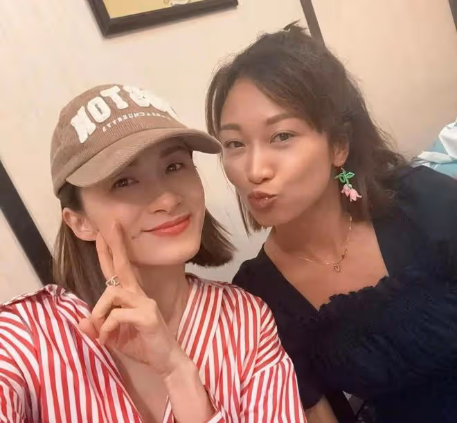 TVB經典節目主持班底久違聚會，兩位女星同框粉碎不和傳言