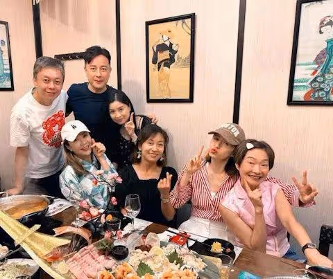 TVB經典節目主持班底久違聚會，兩位女星同框粉碎不和傳言
