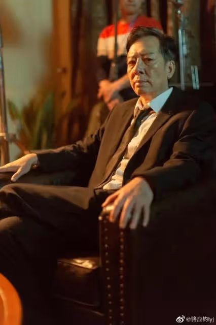 72歲TVB老戲骨內地再爆紅,登台唱歌獲大批粉絲冒雨現場支持