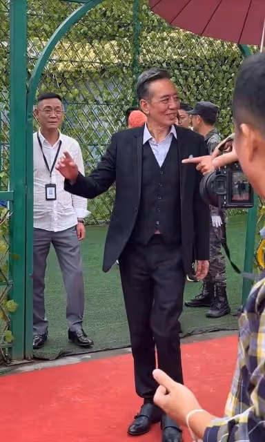 72歲TVB老戲骨內地再爆紅,登台唱歌獲大批粉絲冒雨現場支持