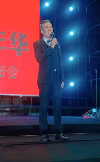 72歲TVB老戲骨內地再爆紅,登台唱歌獲大批粉絲冒雨現場支持