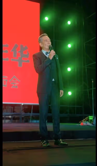 72歲TVB老戲骨內地再爆紅,登台唱歌獲大批粉絲冒雨現場支持