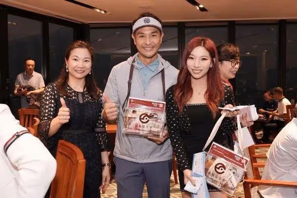 落選港姐成功躋身政圈與偶像合照,出身富裕家庭,選港姐入TVB由低做起