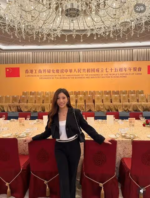 落選港姐成功躋身政圈與偶像合照,出身富裕家庭,選港姐入TVB由低做起