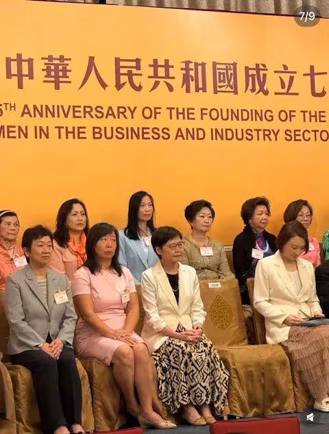 落選港姐成功躋身政圈與偶像合照,出身富裕家庭,選港姐入TVB由低做起