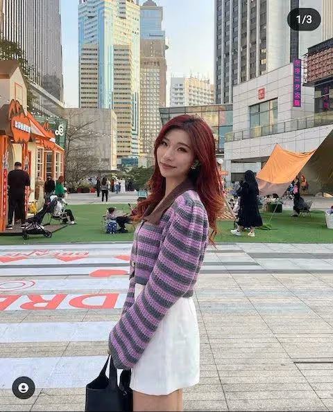 落選港姐成功躋身政圈與偶像合照,出身富裕家庭,選港姐入TVB由低做起