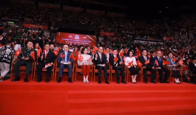 32歲TVB小生首次開腔回應戀情,默認拍拖否認年底結婚:在了解中