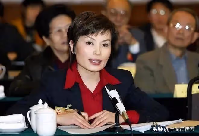 事實證明,嫁給全國政協委員的李瑞英,已經走上了人生的康莊大道