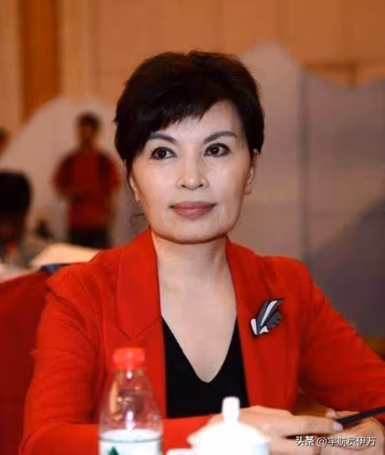 事實證明,嫁給全國政協委員的李瑞英,已經走上了人生的康莊大道