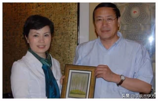 事實證明,嫁給全國政協委員的李瑞英,已經走上了人生的康莊大道