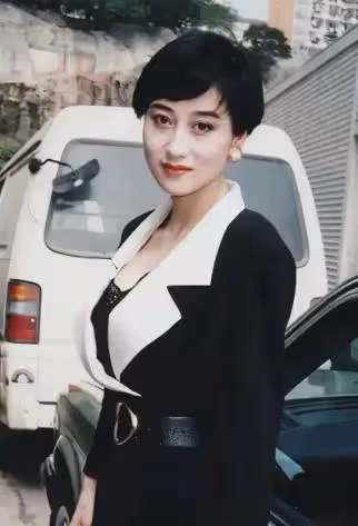 62歲利智衰老似老太,63歲前妻黃秋燕反而風采猶存!